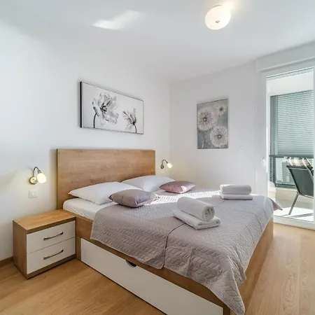 Golden View 7 * Split