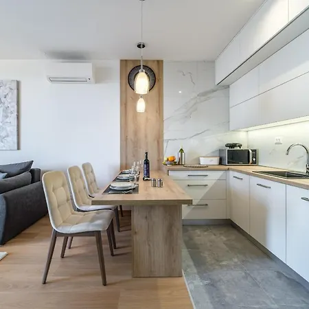 Golden View 7 Apartment